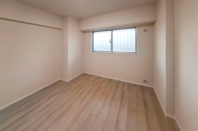 洋室1：クロスやフローリングを貼替えるなどリフォーム済み。きれいなお部屋で快適に過ごせます。