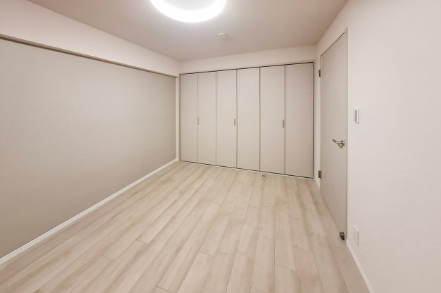 洋室2：和室から洋室へリフォーム。暮らしに合わせて使いやすいお部屋です。