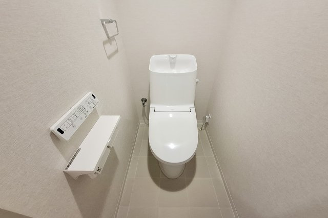 トイレ：LIXIL製の便器・温水洗浄便座を新調済み。清潔感のある空間で毎日気持ちよく使えます。