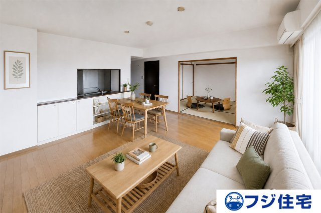 LDK・和室（実際の室内写真）：LDKと和室が続き間になった2SLDKの間取りです。