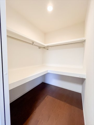 荷物がたっぷり入るウォークインクローゼット