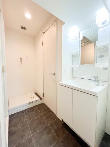 身だしなみを整える独立洗面化粧台