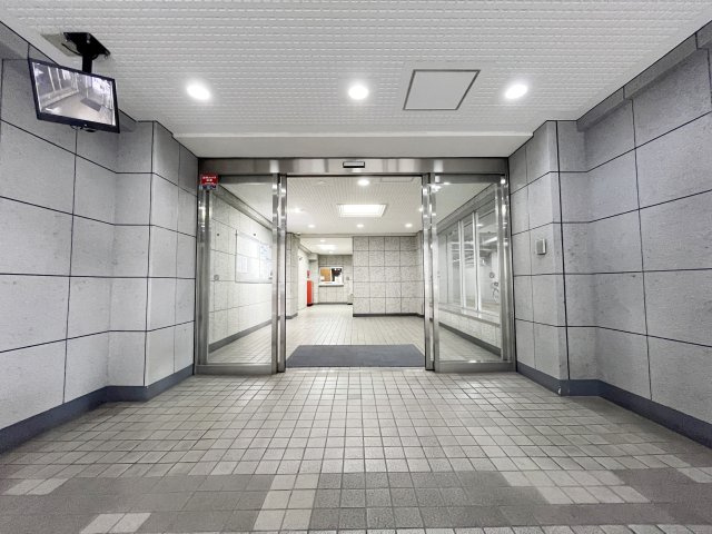 防犯カメラのあるエントランスアプローチ。夜間はオートロックとなります