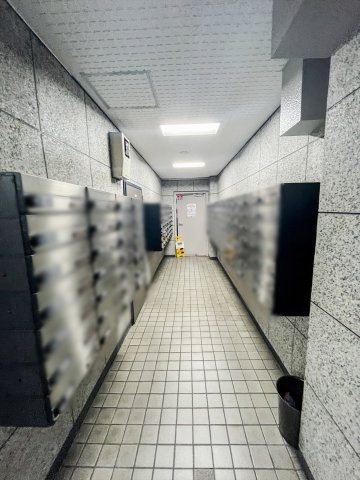 途中修繕工事が行われており、比較的新しめの郵便ポストです。