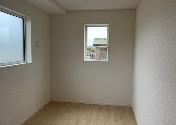 寝室でゆっくりと過ごすためにはベッド周りの適度な空間を担保することや窓の位置、照明の明るさ、寝室の広さなどを考える必要があります。自身や家族の構成とライフスタイルに併せて寝室にする部屋を選びましょう！