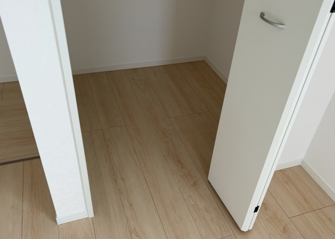 デザイン性を重視しすぎて収納が少なかった！なんてことにならないため、事前に現地で収納の数を確認しておくことをお勧めします。クローゼット以外にも床下収納や屋根裏収納、パントリーなどもチェックしましょう。