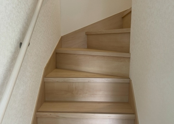 建物の上下階の通路である階段は、その位置によって動線や室内の印象が大きく左右されます。手摺にも重要な役割があり、転倒の防止・歩行や動作を円滑にして日常生活を支えることを主な目的として設置されています。