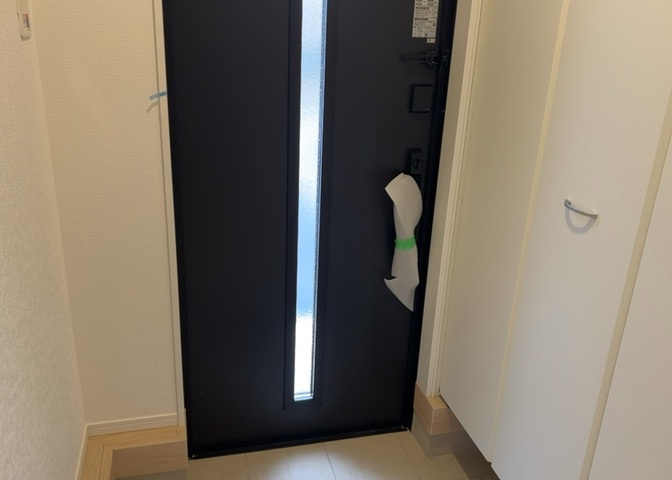玄関は家の顔でもあり、家族以外の目にも止まる場所です。玄関は外との間を仕切る扉、靴などをしまっておく収納スペース、靴脱ぎのたたきスペース、来客とのやり取りをするドアホンなど複数のアイテムからなります。