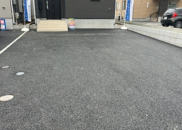駐車場と明記されていても、最小スペースでつくられた駐車場だと大型車は駐車できなかったり、出入りしにくくなったりする可能性があります。お車のサイズと購入したい物件の駐車場のサイズを現地で確認しましょう。