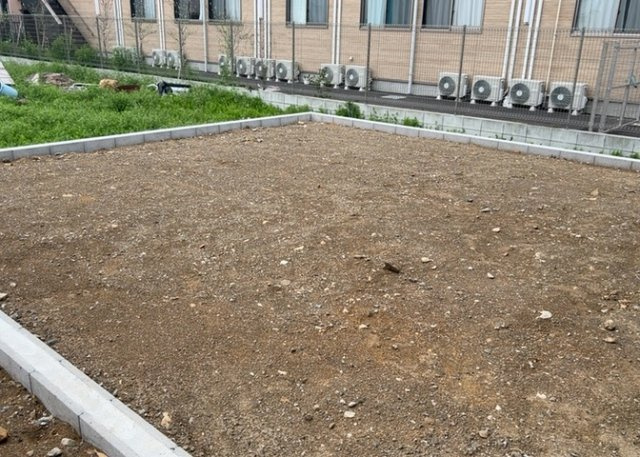 庭があることでガーデニングや家庭菜園はもちろん、こどもの遊び場やペットを放して遊ぶことができます。また、家の周囲に余裕があるということです。隣地との間があれば、十分な日当たりと、風通しが確保できます。