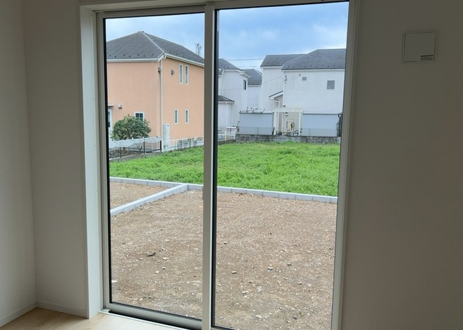 サッシとは、ガラス窓に使用される金属製の窓枠のことです。一般的に住宅建築では、金属製建具工事の段階で備え付けるもので、ガラス類や玄関、バスルームのスチール製のドアなどと同じタイミングで工事を行います。