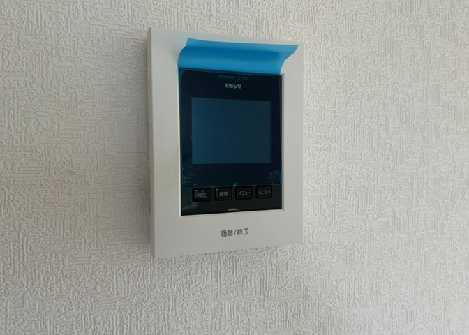 モニターで来訪者を確認して、目的が分からない場合はインターホンを通じて室内から会話することができます。怪しいと感じた場合はインターホン越しにお帰りいただくことができるので、直接会うことがなく安全です。