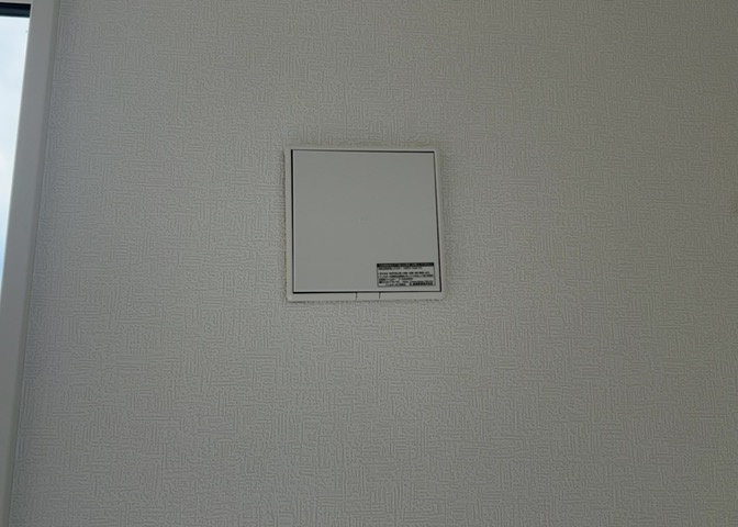 1日中建物内の換気が行われるように設計された仕組みです。気密性の高い住宅は、家に籠った空気でシックハウス症候群になる可能性がありますが、24時間換気システムであれば計画的な換気で対策が可能です。