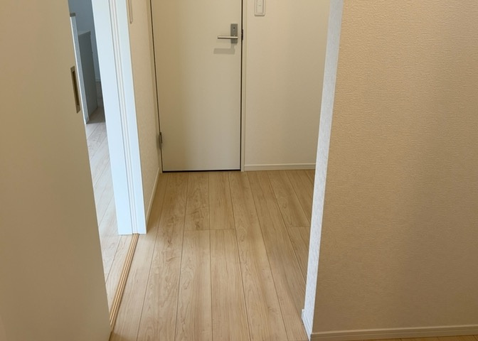 多くの戸建て住宅で見かける洗面脱衣所は、洗面台と洗濯機が2畳ほどのスペースに並べられていて、洗面所が脱衣所を兼ね備えている間取りが一般的です。お客様が利用することもある、パブリックな空間でもあります。