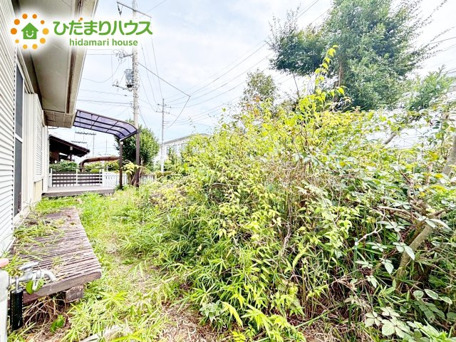 日当たりの良い広い庭。友人や親せきが集まってＢＢＱをしたり、ペットと遊んだり。　一戸建てならではの楽しさが広がります(*^-^*)