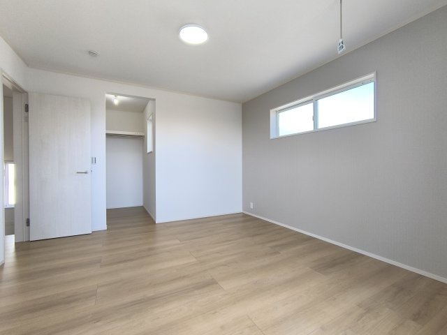 【主寝室】8帖の主寝室は、ダブルベッドやシングルベッドを2つ、更にベビーベッドを横並びで配置できる広さ！室内物干しと、大きなウォークインクローゼットもございます。