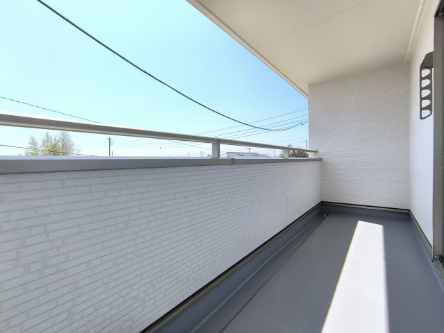 【バルコニー】主寝室には、家族全員の洗濯物を一気に干せそうな広々としたバルコニーもございます。屋根がしっかりかかっているインナータイプのため、突然の雨でも安心かもしれません♪
