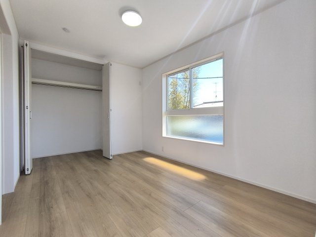 【洋室A】6帖の洋室は、ベッドとデスクを楽々配置できる広さ。一人部屋としてはもちろん、兄妹部屋としても使える広さです！バルコニーもあるので、開放感も◎
