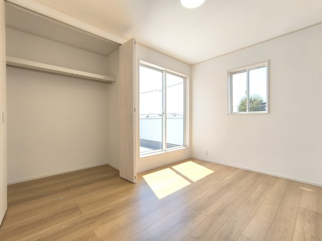 【洋室B】6帖の洋室は、ベッドとデスクを楽々配置できる広さ。一人部屋としてはもちろん、兄妹部屋としても使える広さです！バルコニーもあるので、開放感も◎