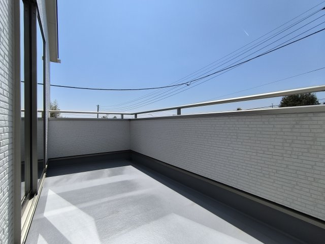 【バルコニー？】洋室A・Bにまたがる広々としたバルコニー。主寝室のバルコニーで干しきれなかった洗濯物を干したり、イスやテーブルを出してくつろいだりと色々使えそう！