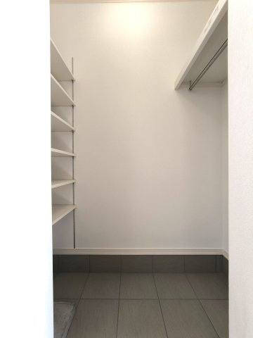 【玄関】家族みんなで準備できる広々とした玄関には、50足以上収納可能なシューズボックスと、土間収納を完備！コートや雨具、ゴルフバッグやベビーカー、部活の道具等たっぷり収納できます。