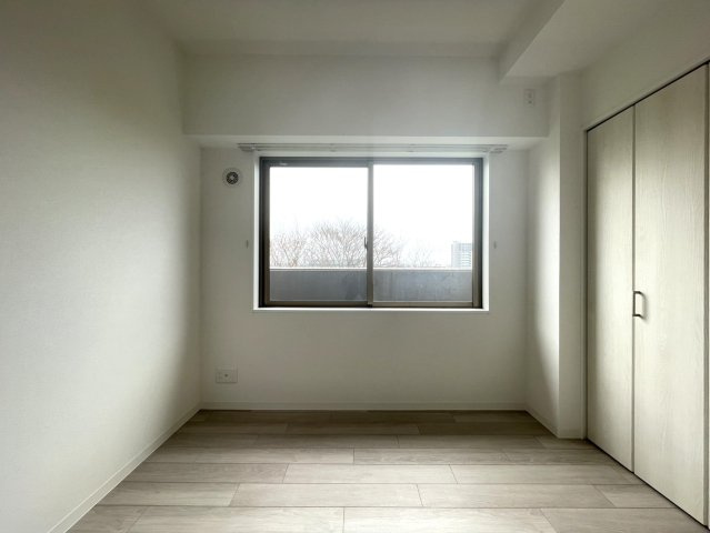バルコニーに面した窓から採光が取れる明るい洋室。外の景色を感じながら過ごせる居心地の良い空間です。シンプルな間取りでレイアウトしやすく、在宅ワークスペースや趣味部屋としても活用できる一室です。