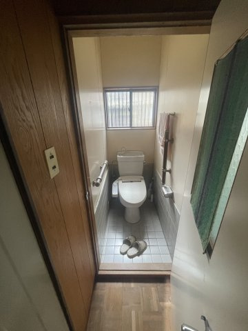 手すりや温水洗浄便座を備えたトイレ。小窓付きで換気もスムーズ。
