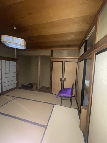 床の間と障子が印象的な落ち着く一室。静かに寛げる空間です。