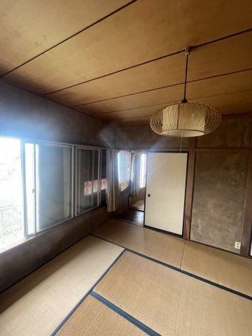 2面に窓を備えた明るい室内。自然光と心地よい風が通り抜けます。
