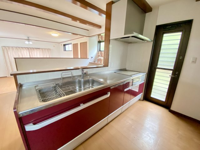 料理のしやすさと収納力を兼ね備えた使い勝手の良いシステムキッチン。広々としたワークトップと大きなシンクで調理も片付けも快適に行えます。収納は引き出し式で使いやすく、調理器具や食器もすっきり整頓可能。