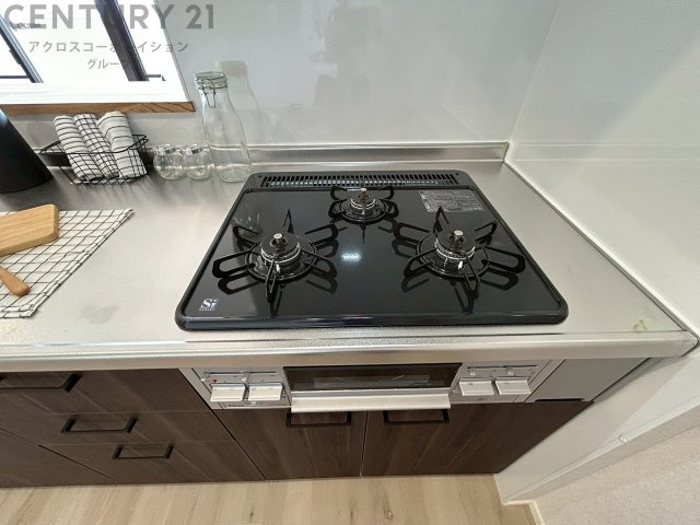 多数の調理器具を同時に使用でき、料理の効率化が可能。省エネで節約になり、様々な料理スタイルに適応できます。また、火力調整が独立しており、手入れや掃除もしやすく、今よりもっとお料理が楽しくなるかも。