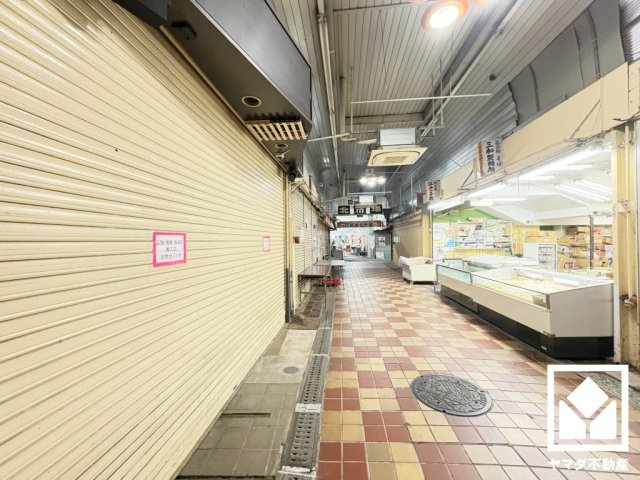 「ライフォート小川店」まで徒歩3分、「セブンイレブン尼崎杭瀬本町東店」まで徒歩5分、ショッピングモール「ヨッテ杭瀬」まで徒歩7分など、お買い物施設が徒歩圏内に複数あり便利な住環境です。