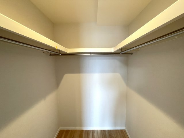 広々としたウォークインクローゼット付きで、大小様々な荷物が収納出来ます。