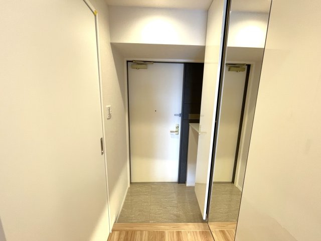 大きな鏡のついた玄関で、お出かけ前の身だしなみチェックもバッチリです。