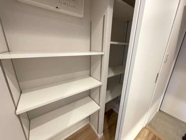 廊下にある収納。家族共用の荷物の収納にも便利。