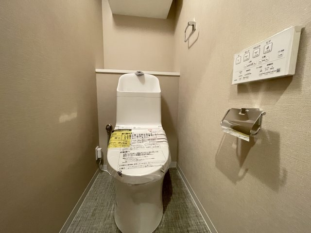 収納棚が設置されており、床にストックを置く必要がなく掃除も楽々。