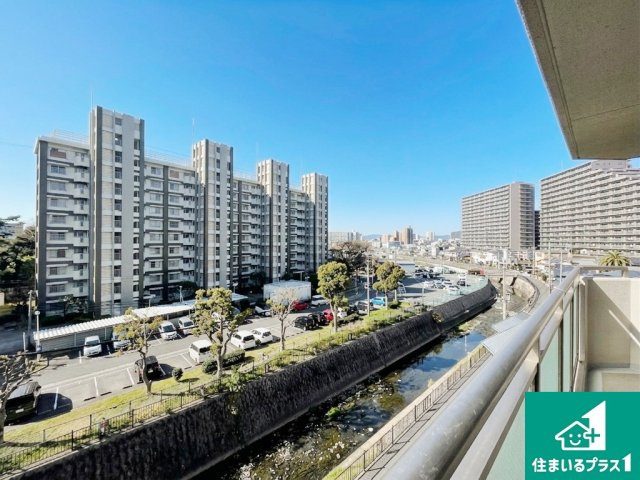 前面に棟がなくリバーサイドで開放的です♪【現地写真】