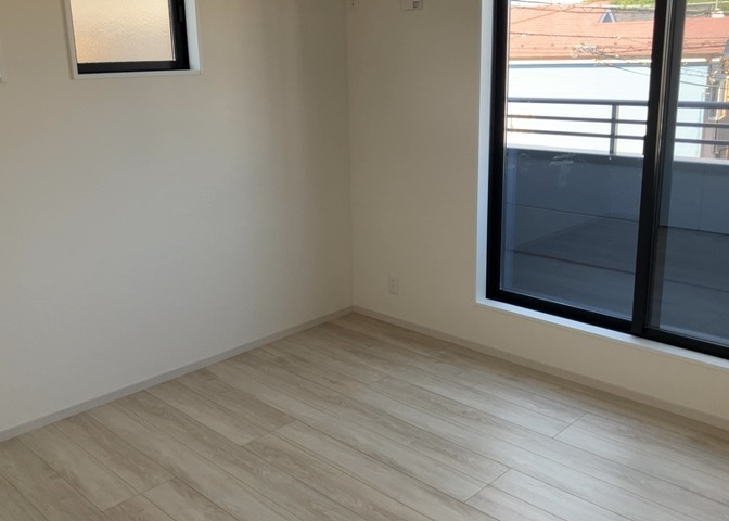洋室のメリットは重い家具が置きやすく、身の回りが整理しやすいことです。　床がフローリングのため畳とは異なり凹みにくいです。　クローゼットなど収納が豊富で、普段使わない旅行カバンや服の整頓も簡単にです。