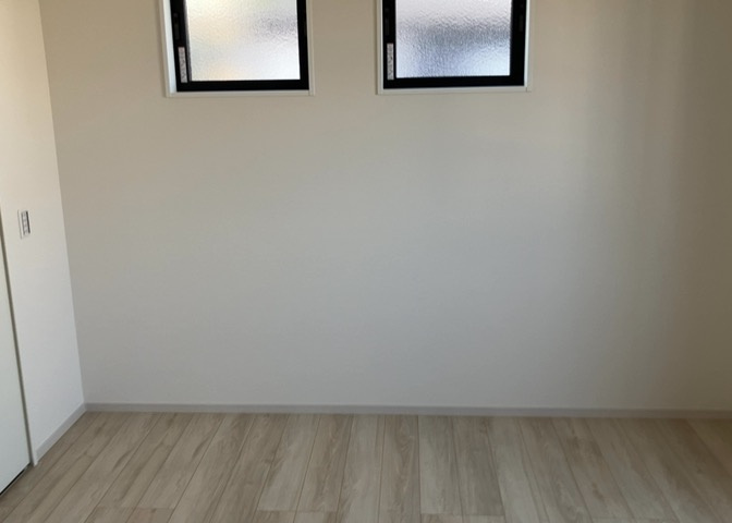 寝室でゆっくりと過ごすためにはベッド周りの適度な空間を担保することや窓の位置、照明の明るさ、寝室の広さなどを考える必要があります。自身や家族の構成とライフスタイルに併せて寝室にする部屋を選びましょう！