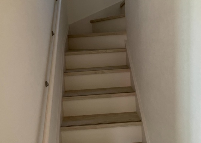 建物の上下階の通路である階段は、その位置によって動線や室内の印象が大きく左右されます。手摺にも重要な役割があり、転倒の防止・歩行や動作を円滑にして日常生活を支えることを主な目的として設置されています。