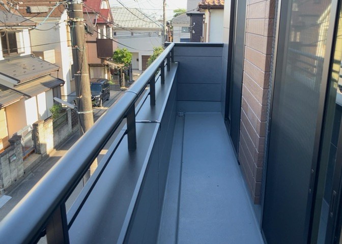 バルコニーは、室外の専用スペースのうち、「屋根がなく開放された空間」であるものを指します。ベランダより広いタイプのものが多く、日当たりもよいため家庭菜園などを楽しみたい人にとって適した環境となります。