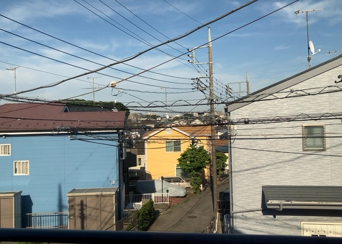 眺望を気にして物件を探す場合、前面に建物が建っていないか現地で確認しましょう！前面に建物があると景色はもちろん、日当たりや風通しにも影響が出てきます。住んだ時のことを想像しながら現地見学をしましょう。