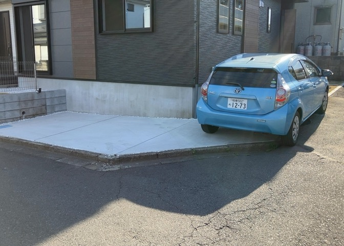 駐車場と明記されていても、最小スペースでつくられた駐車場だと大型車は駐車できなかったり、出入りしにくくなったりする可能性があります。お車のサイズと購入したい物件の駐車場のサイズを現地で確認しましょう。