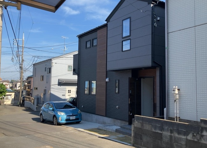 住宅用の土地では前面道路に2m以上接していなければならないと法律で定められています。しかし、お持ちの車のサイズやライフスタイルなどにより、2mでは利便が悪い場合もございますので、事前に確認しましょう。