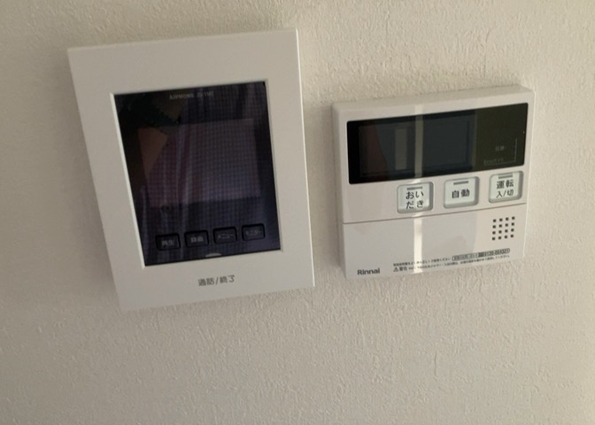 モニターで来訪者を確認して、目的が分からない場合はインターホンを通じて室内から会話することができます。怪しいと感じた場合はインターホン越しにお帰りいただくことができるので、直接会うことがなく安全です。