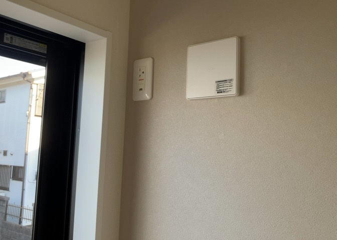 1日中建物内の換気が行われるように設計された仕組みです。気密性の高い住宅は、家に籠った空気でシックハウス症候群になる可能性がありますが、24時間換気システムであれば計画的な換気で対策が可能です。