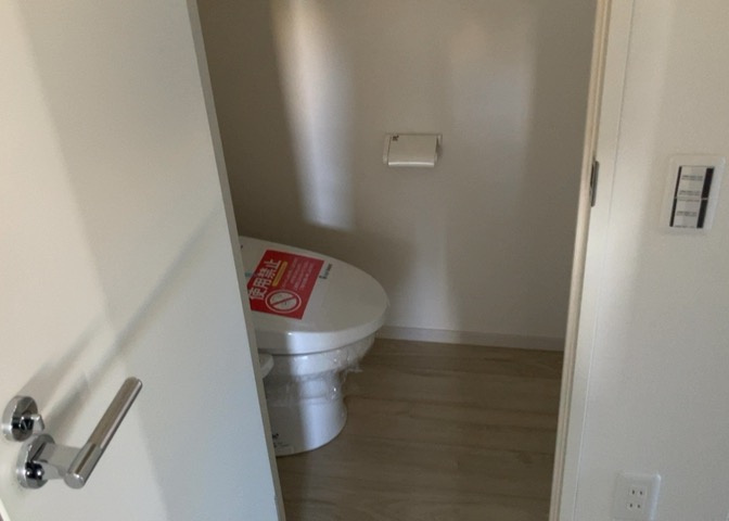 トイレは大きさや形、機能、抗菌性などが異なる多種多彩なタイプが各メーカーから出ています。それぞれに良さがあるため、事前にどういったタイプのトイレがいいのかをご家庭内で決めて、内見に行くといいでしょう。