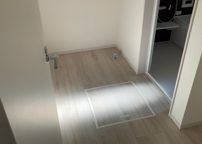 多くの戸建て住宅で見かける洗面脱衣所は、洗面台と洗濯機が2畳ほどのスペースに並べられていて、洗面所が脱衣所を兼ね備えている間取りが一般的です。お客様が利用することもある、パブリックな空間でもあります。