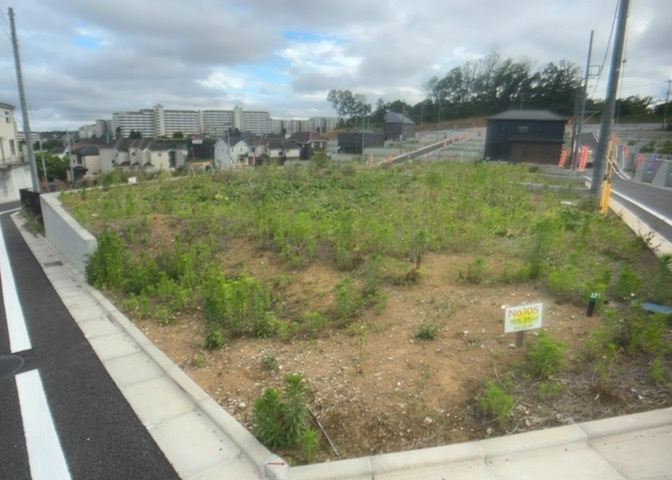 土地の面積＝住宅面積ではありません。建ぺい率の問題などで、土地のある場所によって住宅を建てられる面積は限られています。高さもしかり、「土地」という言葉の中には、建築条件も含まれると考えておきましょう。
