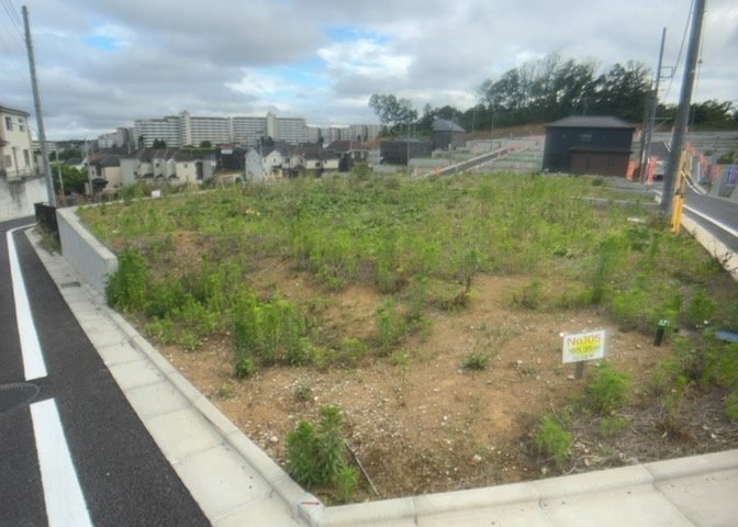 土地の前の道路に消火栓が設置されていることがあります。この場合、道路交通法第45条第1項により、駐車禁止の場所が指定されています。そのため、車庫などの駐車スペースをつくることができない場合があります。